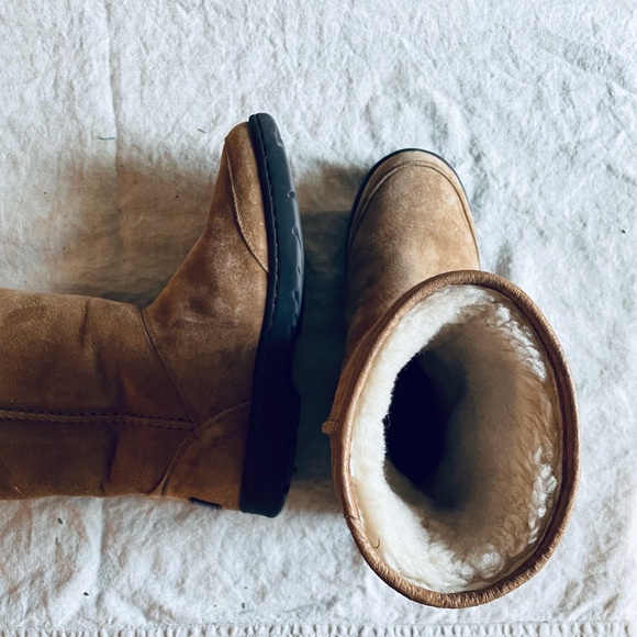 UGG Boots like new condition/ barely worn - Picture 2 of 8